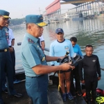 Pangkoarmada II Laksamana Muda TNI Mintoro Yulianto saat memberikan arahan kepada para atlet Yanus Ski Air dan Selam.