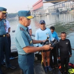 Pangkoarmada II Laksamana Muda TNI Mintoro Yulianto saat memberikan arahan kepada para atlet Yanus Ski Air dan Selam.