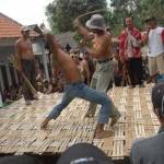 SERU: Dua petarung rotan saat berlaga. foto: rony suhartomo/BANGSAONLINE