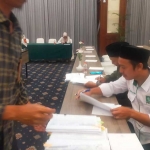 Saksi dari partai PKB saat penghitungan perolehan suara.