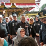 Gubernur Soekarwo berbincang dengan warga yang ikut baksos HPN 2019.