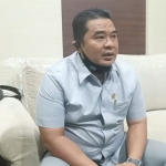 H. Mohammad Fahad, Ketua DPRD Bangkalan saat memberikan penjelasan kepada media di ruangan pribadinya, Senin (13/7/2020).