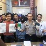 Para calon TKI ilegal dan bukti dokumen. Foto:farih/BANGSAONLINE