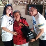 Kang PD bersama istrinya sedang memberikan bantuan paket sembako kepada salah satu warga kurang mampu di Bojonegoro. foto: eky nurhadi/ bangsaonline