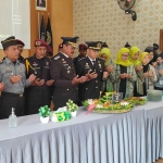 Tasyakuran peringatan HBP ke-60 dengan pemotongan tumpeng.