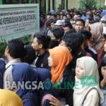 Ratusan warga Jombang berdesakan di depan kantor Dispendukcapil untuk mendapatkan nomor antrean pengurusan e-KTP, Jumat (2/9) pagi. foto:  ROMZA/ BANGSAONLINE