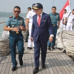 Wakil Menteri Pertahanan Malaysia YB Senator Liew Chin Tong saat berada di KRI Bima Suci didampingi Komandan KRI Bima Suci Letkol Laut (P) Waluyo, S.H., M.Tr. Hanla.