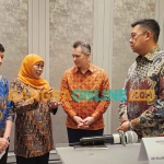 Gubernur Khofifah ketika berbincang dengan Menteri Pendidikan Australia, Jason Clare, saat soft launching Western Sydney University cabang Surabaya di Ballroom Sheraton Hotel. Foto: DEVI FITRI AFRIYANTI/BANGSAONLINE