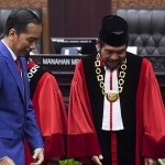 MOMEN PENTING. Presiden Jokowi ketika mau sesi foto bersama dengan Ketua Mahkamah Konstitusi (MK) Anwar Usman, Selasa (28/1/2020). Foto ini diabadikan seusai sidang pleno penyampaian laporan tahun 2019 di Gedung Mahkamah Konstitusi.  Foto: ANTARA FOTO/HAFIDZ MUBARAK A), dari KOMPAS.com.

A