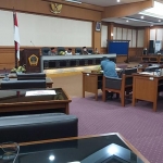 Pimpinan DPRD Gresik saat menggelar rapat dengan kepala desa membahas BLT dampak Covid-19. (foto: SYUHUD/ BANGSAONLINE)