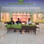 Ketua DPRD Gresik, Much Abdul Qodir (kanan) saat menjadi pemateri dalam dialog Madrasah Kader Penggerak Pertanian. Foto: ist.