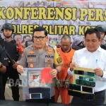 Kapolres Blitar AKBP Adewira Negara Siregar menunjukkan tersangka beserta barang bukti. foto: AKINA/ BANGSAONLINE