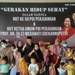 Wakil Ketua DPRD Sidoarjo dari Fraksi PDI Perjuangan, Bambang Riyoko saat memberikan makanan bergizi untuk ibu hamil dan anak-anak di Sidoarjo, Senin (23/1/2023)