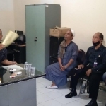 Pertemuan di kantor kelurahan Dukuh Pakis tak membuahkan hasil.