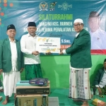 Ketua DPC PKB Bangkalan, Syafiuddin, saat memberi bantuan berupa peralatan kantor ke MWCNU Burneh.