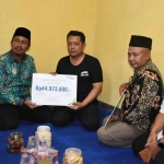 Bupati Sidoarjo, Ahmad Muhdlor Ali, saat menyerahkan santunan ke keluarga PPS Lebo yang meninggal dunia. Foto: Ist