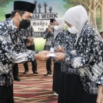 Wakil Wali Kota Pasuruan, Adi Wibowo, saat memberikan bekal berupa uang kepada kafilah yang mewakili Kota Pasuruan di ajang MTQ XXIX Jatim.