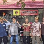 Para pelapor bersama pengacara saat di Satreskrim Polres Tuban.