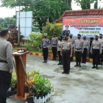 Kapolres Ngawi, AKBP Dwiasi Wiyatputera, saat memimpin upacara kenaikan pangkat.