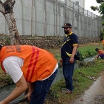 Kerja bakti bersih-bersih saluran air dan pembuangan di sekitar lingkungan Lapas Kelas IIA Pamekasan, Jumat (18/02).