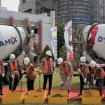 Bupati Tuban bersama jajaran direksi SIG saat peletakan batu pertama tanda dimulainya pembangunan proyek pengembangan pelabuhan terminal khusus. Foto: Ist