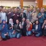 Foto bersama Pj Wali Kota Ali Kuncoro, sekda, kepala disominfo, serta para awak media.