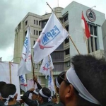 Aksi ratusan pekerja di depan kantor PT Semen Gresik.