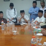 Gus Solah saat memberi klarifikasi kepada media tentang namanya yang dicatut dalam susunan pengurus Yayasan Peduli Pesantren. foto: DIDI ROSADI/ BANGSAONLINE