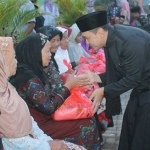 Bupati Nganjuk H Novi Rahman Hidayat memberikan santunan kepada anak yatim dan sembako bagi wanita lansia. foto: BAMBANG/ BANGSAONLINE