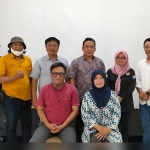 Ketua PWI Kediri Bambang Iswahyoedhi dan Ketua KPU Kota Kediri Pusporini Endah Palupi (duduk) bersama Komisioner KPU Kota Kediri dan Pengurus Mappilu PWI Kediri. Foto: Ist.