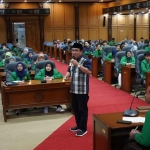 Ketua DPRD Sidoarjo, Usman, memaparkan materi dalam Sekolah Legislatif DPM Unusida. Foto: Ist