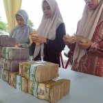Salah satu stan penukaran uang riyal di Lamongan