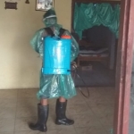 Petugas Satgas Covid-19 Desa Kambingan, saat melakukan penyemprotan di dalam rumah Ny. Mukadi. foto: ist
