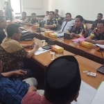 Suasana audiensi antara GMBI dan DPRD Pasuruan.