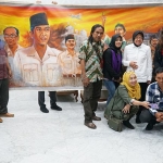 Wali Kota Risma saat foto bersama Komunitas Perupa Jawa Timur. foto: ist