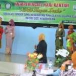 Sejumlah mahasiswa ketika menampilkan kebayaan ala Kartini di aula Kantor PCNU Tuban. (Suwandi/BANGSAONLINE)