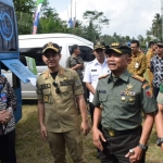 Nur Arifin saat membuka pelaksanaan TMMD ke 105 yang berlangsung di Lapangan Desa Surenlor Kecamatan Bendungan.