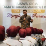 Bupati Kediri, Hanindhito Himawan Pramana, saat memberi sambutan kepada para siswa SMA DHarma Wanita. (Ist)