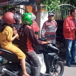 Suhandoyo bersama relawan membagikan masker di Kecamatan Turi.