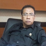 Anggota DPRD Jatim, Ahmad Firdaus Fibrianto di ruang kerjanya.