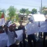 ?

Aksi Forum Mahasiswa Sampang (FMS) di depan kantor PU Bina Marga Sampang, Kamis (07/08). Foto:junaidi/BANGSAONLINE