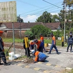 Penataan perlintasan sebidang yang dilakukan petugas.