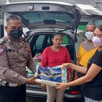 Perwakilan Satlantas Polres Pasuruan saat mengirim bantuan sembako ke dapur umum yang berada di rumah Kades Kedungringin.
