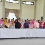 Para Dai dan Daiyah Tuban menyanyikan lagu Indonesia Raya saat pembukaan pembekalan.