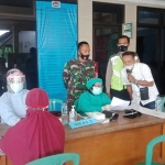 SINERGI: Vaksinasi Covid-19 bagi warga Simogirang Prambon, di kantor desa setempat, Rabu (16/6). foto: istimewa
