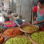 Murtini, salah seorang pedagang cabai di Pasar Wlingi sedang menunggu pembeli.