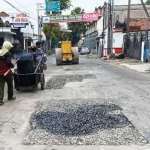 Perbaikan salah satu ruas jalan berlubang di Kabupaten Kediri. 
