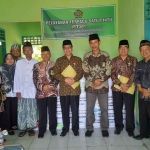 Kepala KUA Sarirejo, MIZ Muttaqin, saat foto bersama tim penilai lomba K3L Kemenag Lamongan.