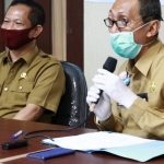 Juru Bicara Gugus Tugas Percepatan Penanganan Covid-19 Kabupaten Probolinggo dr. Anang Budi Yoelijanto, didampingi Kadiskominfo Yulius Cristian.