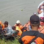 Petugas saat mengangkat jenazah Febri dari Sungai Brantas. Inset, Febri Santoso semasa hidup. 